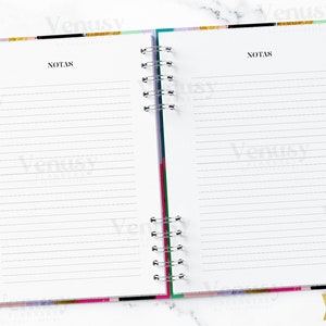 Puede incluir: Cuaderno abierto con p&aacute;ginas rayadas y la palabra "NOTAS" en la parte superior. El cuaderno tiene un borde a rayas de colores en rosa, verde y dorado. Tambi&eacute;n se ve un bol&iacute;grafo y un clip dorados.
