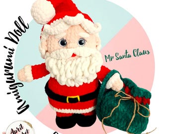 Pode incluir: Boneca de crochê feita à mão do Sr. Santa Claus, com 25 cm de altura, com fato vermelho, barba branca e saco verde. A boneca tem olhos grandes e brilhantes e usa um cinto preto com fivela dourada. Os textos "Amigurumi Doll" e "English Pattern" são visíveis.