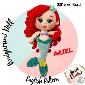 Pode incluir: Padrão de crochê para uma boneca sereia de cabelo ruivo chamada Ariel. A boneca tem 28 cm de altura e uma cauda verde com uma flor amarela. O padrão está disponível em inglês.