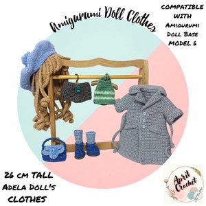 Könnte beinhalten: Ein Set gehäkelter Puppenkleidung für eine 26 cm große Amigurumi-Puppe. Das Set beinhaltet einen grauen Mantel, ein grün-weiß gestreiftes Kleid, eine blaue Shorts, eine blaue Handtasche und blaue Stiefel.