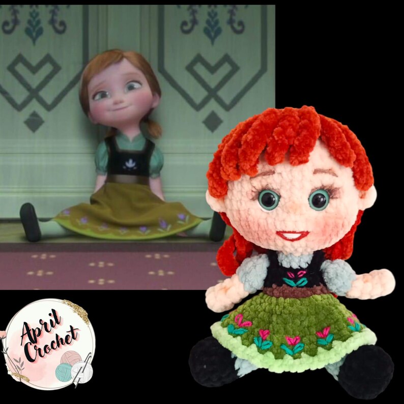 Op de afbeelding: Handgemaakte gehaakte pop van een personage met rood haar, gekleed in een groene jurk met bloemaccenten en een zwart lijfje. De pop heeft grote, expressieve ogen en een lachend gezicht. De pop zit. Het logo "April Crochet" staat linksonder.