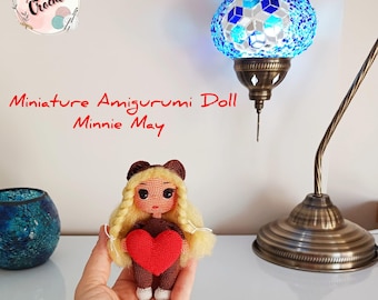 Muñeca Minnie May Amigurumi de crochet: con disfraz de osito y juguete de corazón