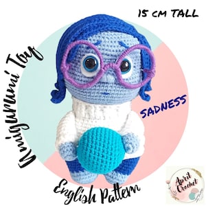 Può includere: Schema all'uncinetto per un giocattolo amigurumi blu e bianco del personaggio Tristezza del film Inside Out. Il giocattolo tiene una palla blu ed è alto 15 cm. Lo schema si chiama "Sadness Amigurumi Toy" ed è disponibile in inglese.
