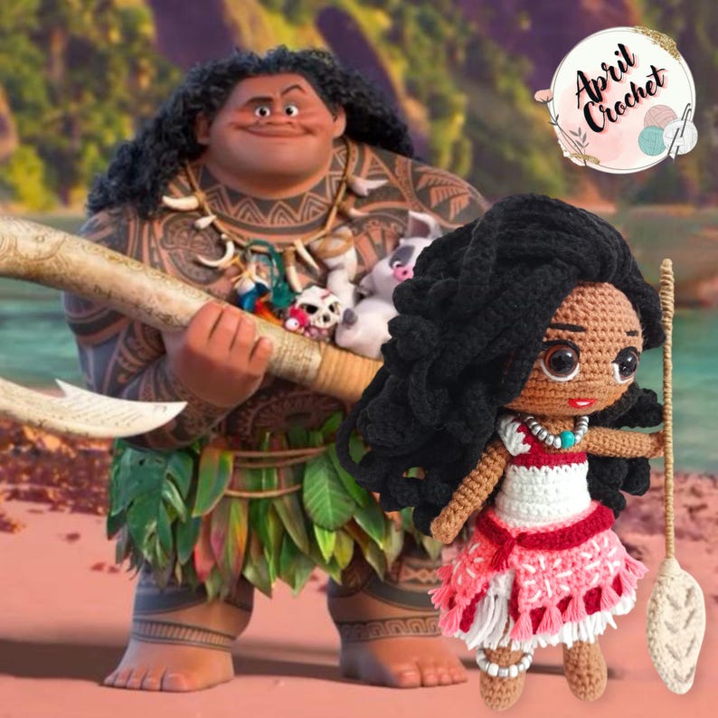Może przedstawiać: Lalka Moana wykonana na szydełku w czerwono-białej sukience i z brązową wł&oacute;cznią. Lalka stoi obok lalki Maui wykonanej na szydełku w brązowym stroju i z dużą wł&oacute;cznią.