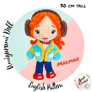 Puede incluir: Patrón de muñeca de crochet para una muñeca de 30 cm de alto con cabello naranja, una chaqueta azul y jeans azules. El patrón se llama "Madmax" y está disponible en inglés.
