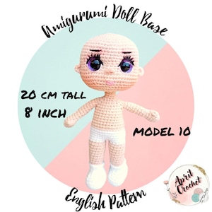 Puede incluir: Una base de muñeca amigurumi tejida a ganchillo, Modelo 10, de 20 cm (8 pulgadas) de altura. La muñeca tiene un tono de piel claro, ojos morados grandes y viste pantalones cortos y calcetines blancos. El texto "Amigurumi Doll Base" y "English Pattern" son visibles.