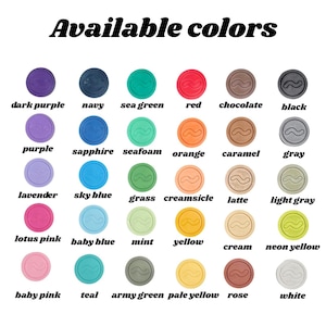 Op de afbeelding: De afbeelding toont een verscheidenheid aan cirkelvormige objecten in verschillende kleuren, waaronder donkerpaars, marineblauw, zeegroen en rood. Elke cirkel heeft een golvend ontwerp. De tekst "Available colors" staat bovenaan.