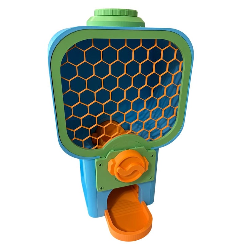 Op de afbeelding: Een kleurrijke kauwgomballenautomaat in blauw, groen en oranje. De machine heeft een raam met honingraatpatroon en een uitgiftebakje. Het ontwerp is modern en speels, geschikt voor een kinderkamer of een speelkamer.