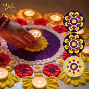 Op de afbeelding: Een kleurrijk mandala-ontwerp met rode, gele en witte bloemen op een paarse achtergrond. De mandala is omringd door brandende kaarsen en een paars, geel en rood zandontwerp.