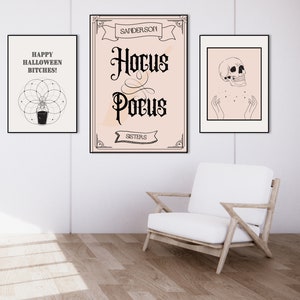 Może przedstawiać: Trzy oprawione wydruki w stylu Halloween. Pierwszy wydruk przedstawia czarno-białą ilustrację kotła z okrągłym wzorem wokół niego. Tekst brzmi "Happy Halloween Bitches!" Drugi wydruk ma różowe tło z czarnym tekstem, który brzmi "Sanderson Sisters Hocus Pocus". Trzeci wydruk ma różowe tło z czarno-białą ilustracją czaszki z gwiazdami wokół niej.