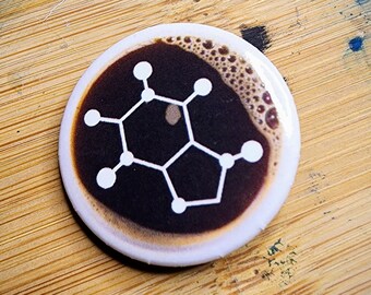 カフェイン分子ボタン：コーヒー好きのためのピンバッジ（1.25インチ）