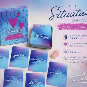 Może przedstawiać: Talia kart "The Situation Oracle Vol. I - Love" z niebiesko-fioletowym gradientem. Pudełko i karty mają różowe serca i tekst. Widocznych jest kilka pojedynczych kart, każda z niemieckim tekstem. Kryształ kwarcu różowego i różowy kwiat również znajdują się na zdjęciu.