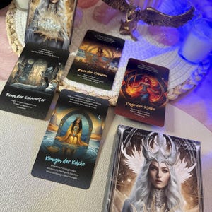 Dee’s Fantasy Tarot Karten - Modernes Design mit aufgedruckter Bedeutung - ideal für Anfänger und Fortgeschrittene - Wahrsagekarten