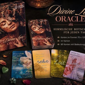 Może przedstawiać: Zestaw kart "Divine Love Oracle" w pudełku. Pudełko i karty przedstawiają portret kobiety z kwiatowymi akcentami. Wyświetlanych jest kilka indywidualnych kart, każda z unikalnymi obrazami i tekstem. Zestaw zawiera 80 kart z tekstem.