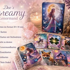 Könnte beinhalten: Ein Kartenspiel "Dee's Dreamy Lenormand". Die Schachtel und die Karten zeigen Illustrationen einer Frau, Schmetterlingen und einem Vollmond. Das Deck enthält 55 Karten mit Stichwörtern, 36 Lenormandkarten und 11 Zusatzkarten.