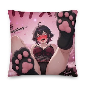 Puede incluir: Un cojín cuadrado con un personaje de estilo anime de cabello oscuro con reflejos rosas, que viste lencería de encaje negro y calcetines negros con forma de pata y almohadillas rosas. El fondo rosa incluye el texto The Temptress y Sweet.