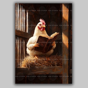 Könnte beinhalten: Eine Illustration zeigt ein weißes Huhn, das ein Buch liest. Das Huhn mit rotem Kamm und Kehllappen sitzt auf einem Heunest in einer Holzkonstruktion. Das Buch ist aufgeschlagen, mit sichtbaren Seiten. Rustikales Kunstwerk.