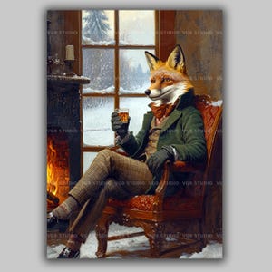 Könnte beinhalten: Digitaldruck eines Fuchses in einem grünen Mantel und karierten Hosen, der in einem roten Sessel sitzt. Der Fuchs hält ein Glas bernsteinfarbener Flüssigkeit, mit einer verschneiten Winterszene, die durch ein Fenster sichtbar ist. Ein Kamin leuchtet im Hintergrund.