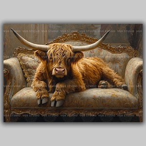 Könnte beinhalten: Digitaldruck eines Highland-Rinds, das auf einem antiken Sofa liegt. Das Rind hat langes, braunes Fell, große Hörner und eine rosa Nase. Das Sofa ist mit einem gemusterten Stoff mit goldenen Details bezogen.