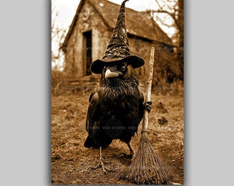 ヴィンテージハロウィンカラスのアートプリント、帽子をかぶった魔女のワタリガラスとほうき、アンティーク写真スタイルの不気味な壁飾り、ゴシック魔女ギフト S48