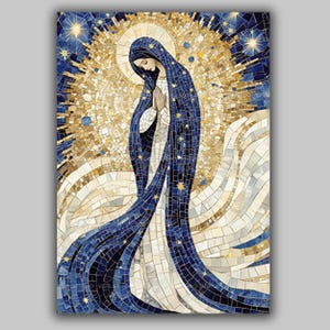 Puede incluir: Una obra de arte estilo mosaico que representa una figura con las manos juntas en oración, vistiendo una túnica larga y fluida de color azul oscuro adornada con pequeñas estrellas amarillas. El fondo presenta un halo dorado radiante.