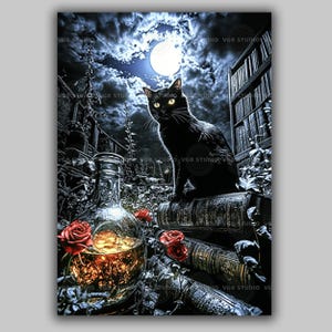 Peut inclure: Impression numérique d'un chat noir aux yeux jaunes perché sur des livres anciens sous la pleine lune. Une bouteille en verre contenant un liquide doré et des roses rouges se trouvent au premier plan. L'arrière-plan comprend une bibliothèque et un ciel sombre et nuageux.