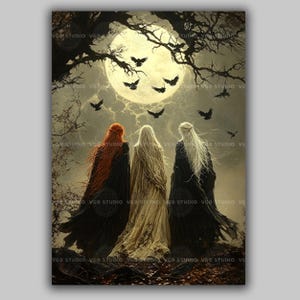 Könnte beinhalten: Digitaldruck mit drei Figuren mit langem Haar und Umhängen vor einem Vollmond. Silhouetten von Vögeln fliegen über den mondbeschienenen Himmel. Die Figuren haben rotes, weißes und blondes Haar.