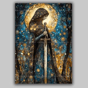 Op de afbeelding: Een artistieke digitale schildering van een vrouw in een gehoodde mantel die een zwaard vasthoudt. De scène speelt zich af in een bos met een grote gouden maan op de achtergrond. Het kleurenpalet omvat blauw, goud en bruin.