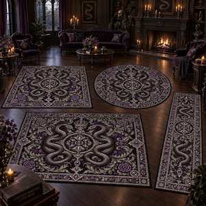Könnte beinhalten: Eine Kollektion von vier Teppichen in einer dunkelvioletten und schwarzen Farbpalette mit komplexen Schlangenmotiven, kunstvollen floralen Schnörkeln und zentralen Medaillon-Designs. Das Set umfasst zwei rechteckige Teppiche, einen runden Teppich und einen langen Läufer.