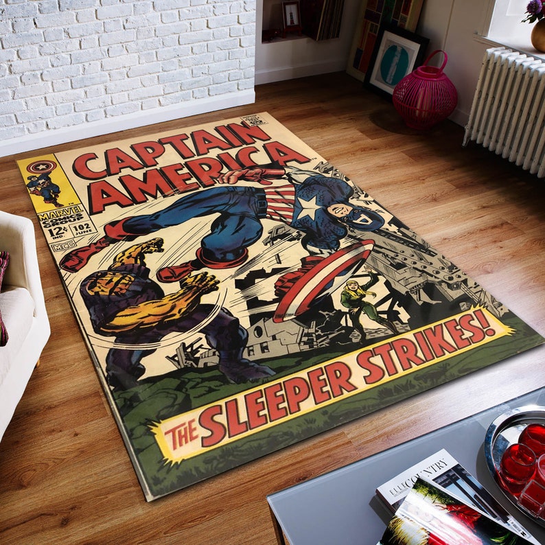 Pu&ograve; includere: Un tappeto a tema fumetto vintage con Captain America in una scena di combattimento con il testo "Captain America" e "The Sleeper Strikes!" stampato sul tappeto.