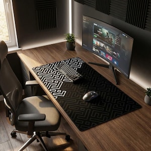 Könnte beinhalten: Ein moderner Computertisch mit einer schwarz-weiß gemusterten Mausunterlage, Tastatur und Maus. Ein gebogener Monitor zeigt eine Videospieloberfläche. Ein schwarzer Bürostuhl befindet sich links vom Tisch. Kleine Topfpflanzen sorgen für Grün.