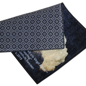 Pu&ograve; includere: Un tappeto con motivo bianco e nero con un design astratto beige e marrone. Il tappeto ha il testo "c/o Virgil Abloh" e "Imhult, Svezia" stampato su di esso.
