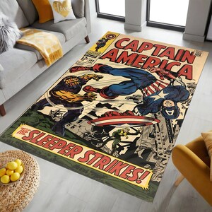 Pu&ograve; includere: Un tappeto vintage a tema fumetto con Capitan America che combatte contro un gigantesco cattivo dalla pelle gialla. Il tappeto ha un bordo verde con il testo "The Sleeper Strikes!" in lettere bianche. La copertina del fumetto &egrave; di Marvel Comics #102.