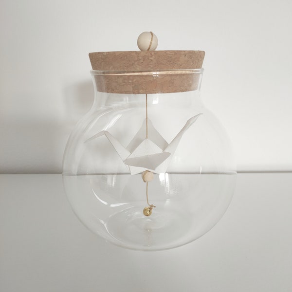 Sanae - grue blanche en origami dans un bocal de verre - décoration