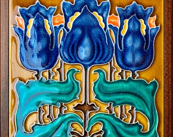 Arte Nouveau, Roberto Ceramic Tileworks, "Tulipanes", (15 x 15 cm) (6" x 6") Hecho a mano en Italia