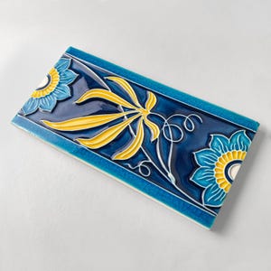 Jugend, Luciano keramiska kakelverk, "Fleur de la Passion Blue", kantkakel, Art Deco (20 x 10 cm) Handgjord i Italien