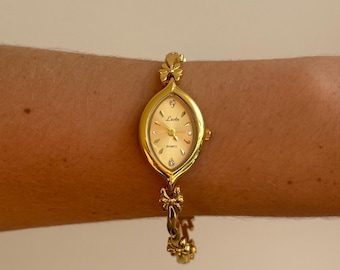 Reloj ovalado dorado delicado para mujer, reloj de pulsera con esfera pequeña, reloj de pulsera vintage con eslabones florales, joyería femenina minimalista, regalo elegante para ella.