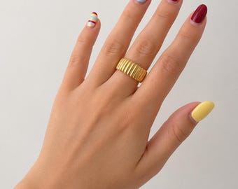 Anillo dorado acanalado, banda gruesa chapada en oro, anillo llamativo con textura, joyería apilable, regalo para ella.
