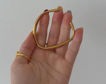 Pulsera ondulada dorada, brazalete de acero inoxidable chapado en oro, joyería minimalista apilable.