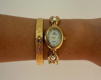 Reloj de pulsera con delicadas perlas doradas / Reloj de pulsera minimalista y elegante para mujer