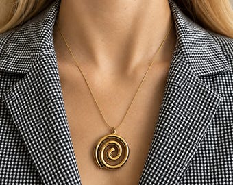 Collar con colgante en espiral dorado, cadena minimalista y delicada, acero inoxidable PVD de 18 quilates.