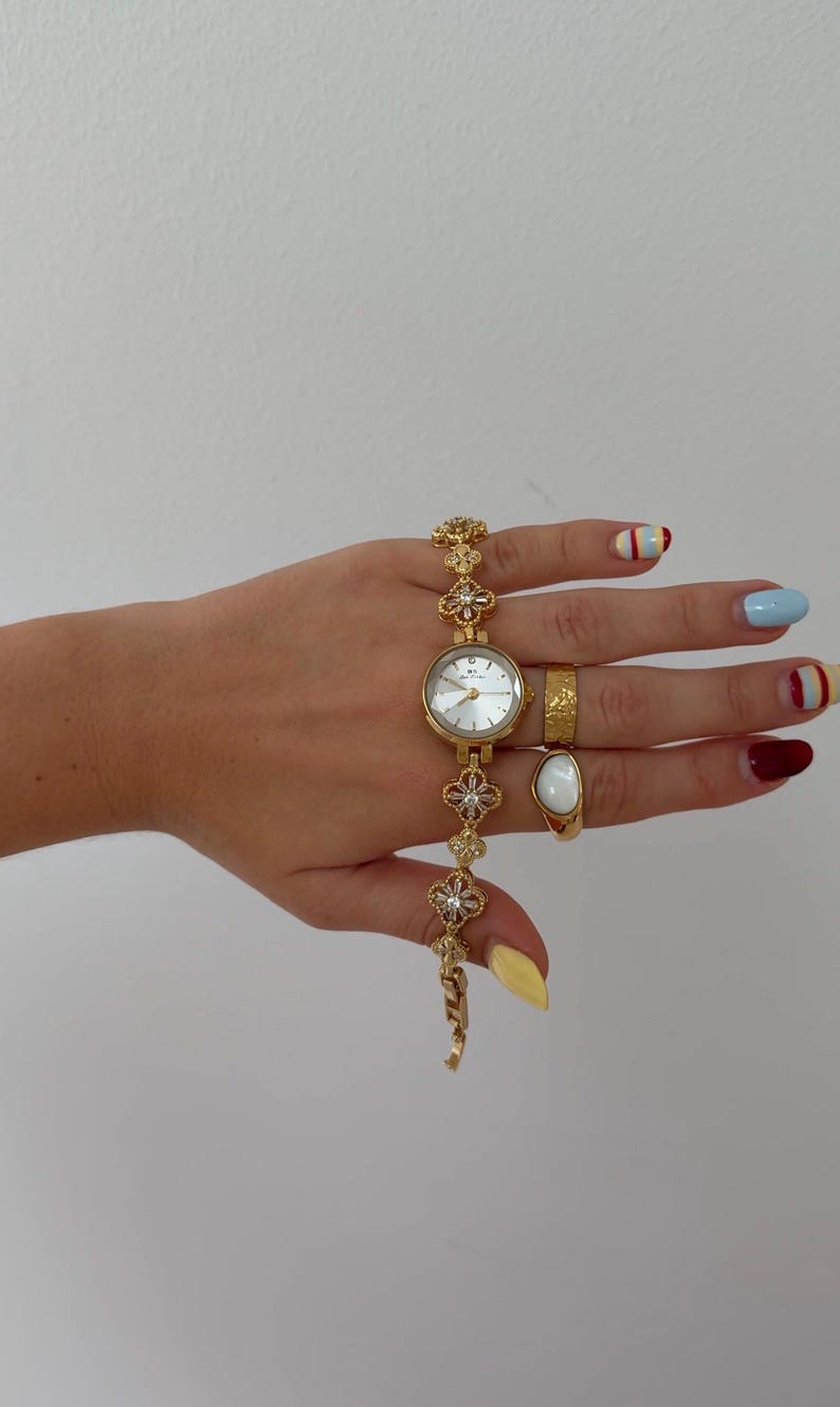 Reloj con dije floral dorado, esfera minimalista, pulsera delicada, estilo de inspiración vintage. imagen 5