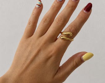 Anillo abovedado de acero inoxidable con revestimiento PVD de oro de 18 quilates, moderno y minimalista, ideal para apilar.