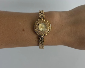 Foto de reloj de pulsera vintage dorado con diseño floral, delicado reloj de pulsera para mujer, esfera pequeña, joyería femenina, elegante reloj de pulsera.