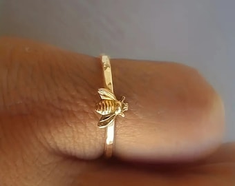 Anillo de abeja diminuto, anillo de apilamiento de abeja delgada, anillo de abeja de plata de ley, anillo de sello de abeja de miel, regalo para ella, regalo para las mujeres