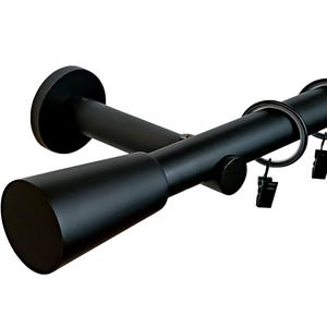 Könnte beinhalten: Schwarze Gardinenstange aus Metall mit einem konischen Abschluss und einer Wandhalterung. Die Stange hat Ringe und Clips zum Aufhängen von Vorhängen.