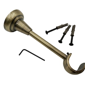 Può includere: Un supporto per bastone per tende color ottone antico con un terminale decorativo e un'estremità curva. Include viti, tasselli e una chiave a brugola per l'installazione. Il supporto è progettato per sostenere un bastone per tende.