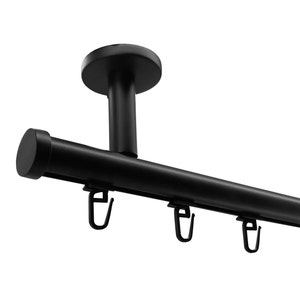 Op de afbeelding: Zwarte metalen gordijnroede met een plafondbevestiging en drie haken. De roede is ontworpen om gordijnen of draperieën op te hangen.