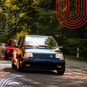 Puede incluir: Un Renault 5 Turbo azul de la década de 1990 conduciendo por un camino pavimentado con árboles verdes en el fondo. El texto "BACK TO THE 90'" está en la parte superior de la imagen. Hay formas abstractas rojas y azules en los lados izquierdo y derecho de la imagen.
