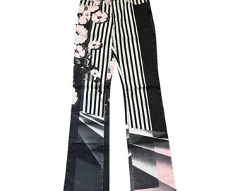 Zeldzame vintage Just Roberto Cavalli flared denim broek uit de jaren 2000 met abstracte geometrische bloemenprint en logo, maat 27/41 Y2K